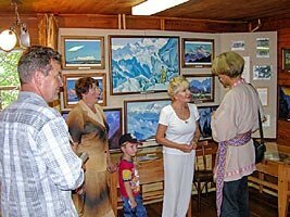 Alicia Rodriges talks to visitors of the Roerich's museum of Uimon valley