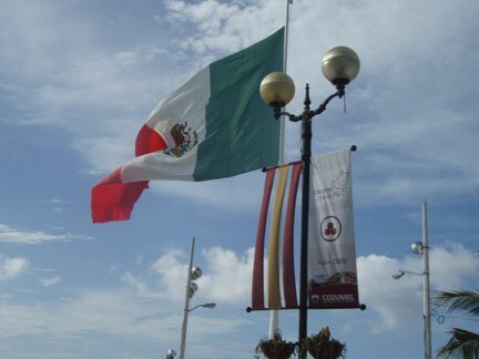 La Bandera de la Paz en la bella �Cozumel, isla de paz�