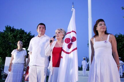 La Bandera de la Paz en la bella �Cozumel, isla de paz�