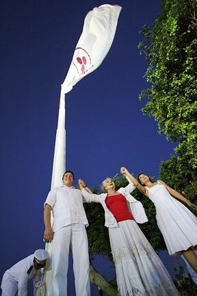 La Bandera de la Paz en la bella �Cozumel, isla de paz�