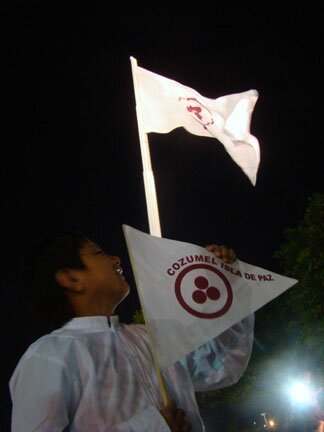 La Bandera de la Paz en la bella �Cozumel, isla de paz�