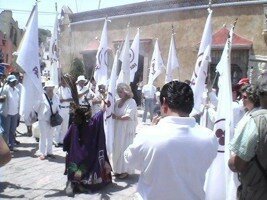 La Bandera de la Paz en la Cima de la Pe&ntilde;a M&aacute;gica de Bernal-Quer&eacute;taro