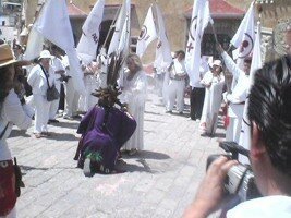 La Bandera de la Paz en la Cima de la Pe&ntilde;a M&aacute;gica de Bernal-Quer&eacute;taro