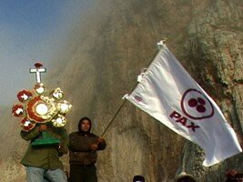 La Bandera de la Paz en la Cima de la Pe&ntilde;a M&aacute;gica de Bernal-Quer&eacute;taro