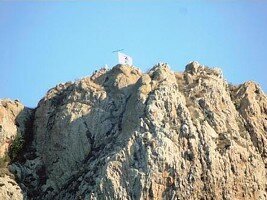 La Bandera de la Paz en la Cima de la Pe&ntilde;a M&aacute;gica de Bernal-Quer&eacute;taro